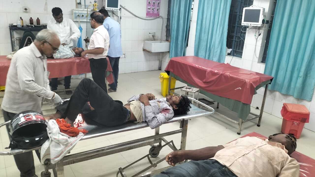 ट्रैक्टर के धक्के से बाइक सवार तीन युवक घायल