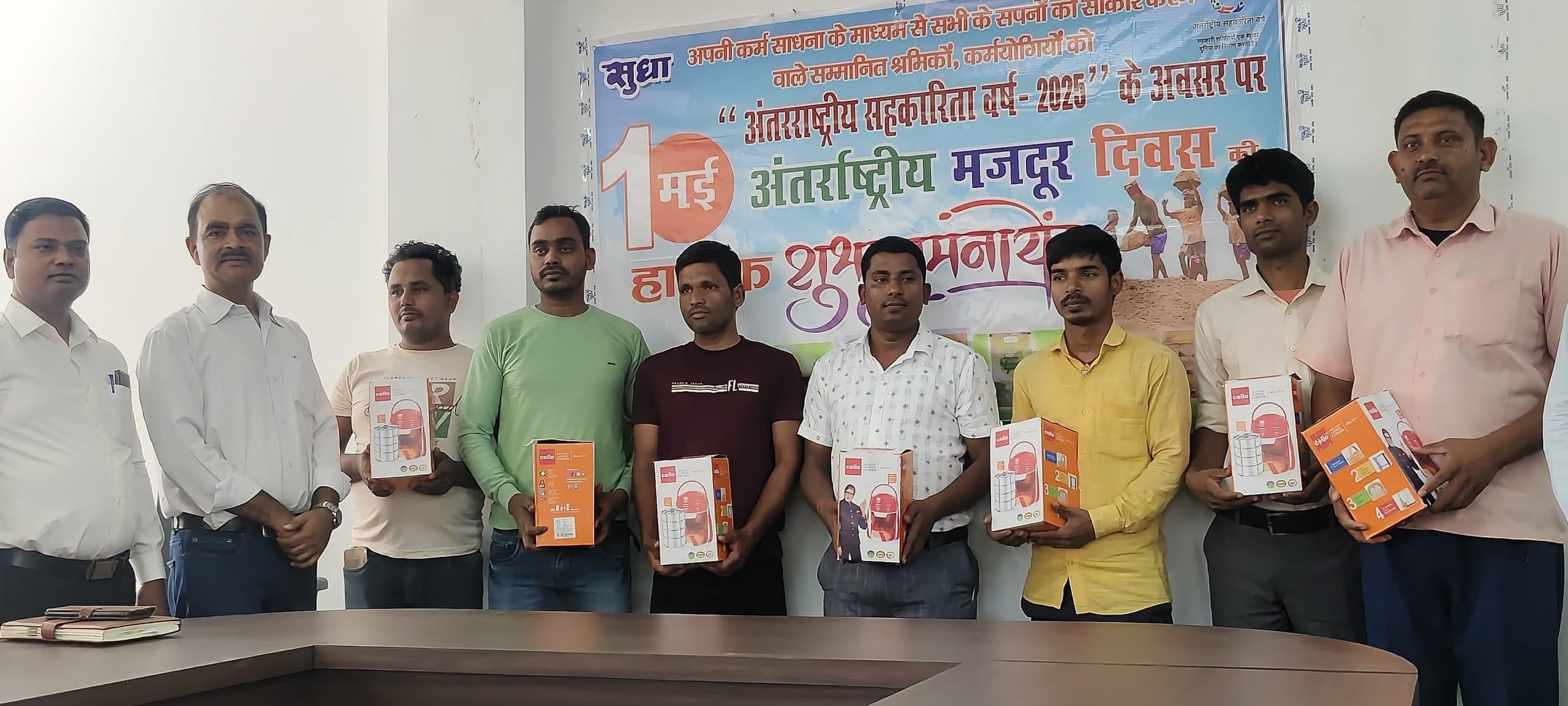 मजदूर दिवस पर श्रमिकों को योजनाओं की दी जानकारी