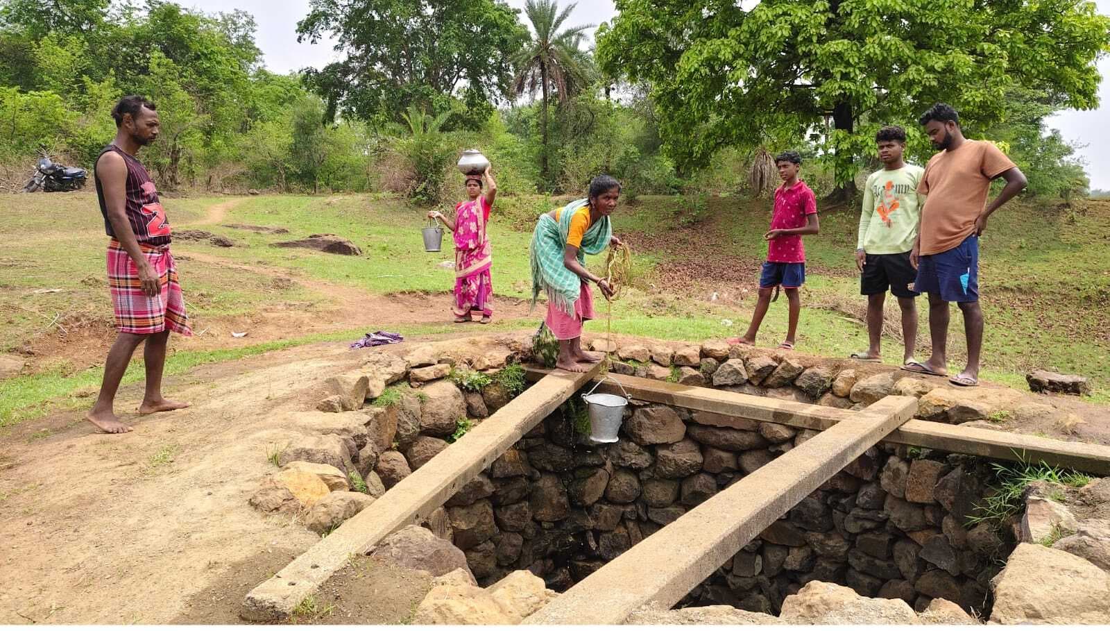 धावाडंगाल सगात टोला के लोग कूप का पानी पीने को विवश