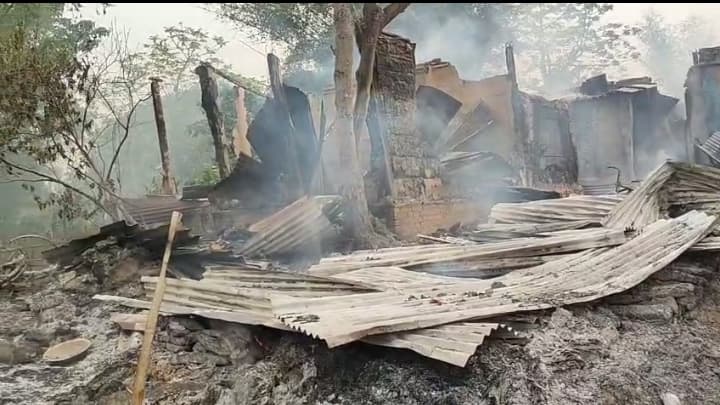 चम्पा बरेली गांव में आग से 14 घर जले, 20 लाख की क्षति