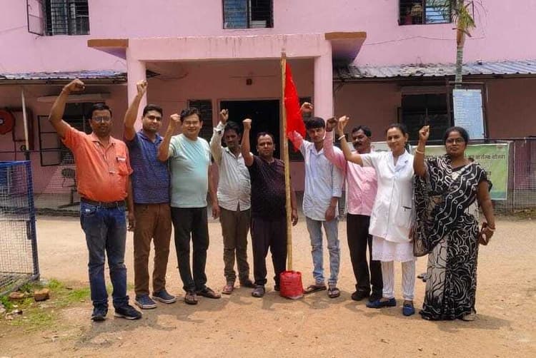 चिकित्सा कर्मचारी संघ ने मजदूर दिवस पर फहराया झंडा