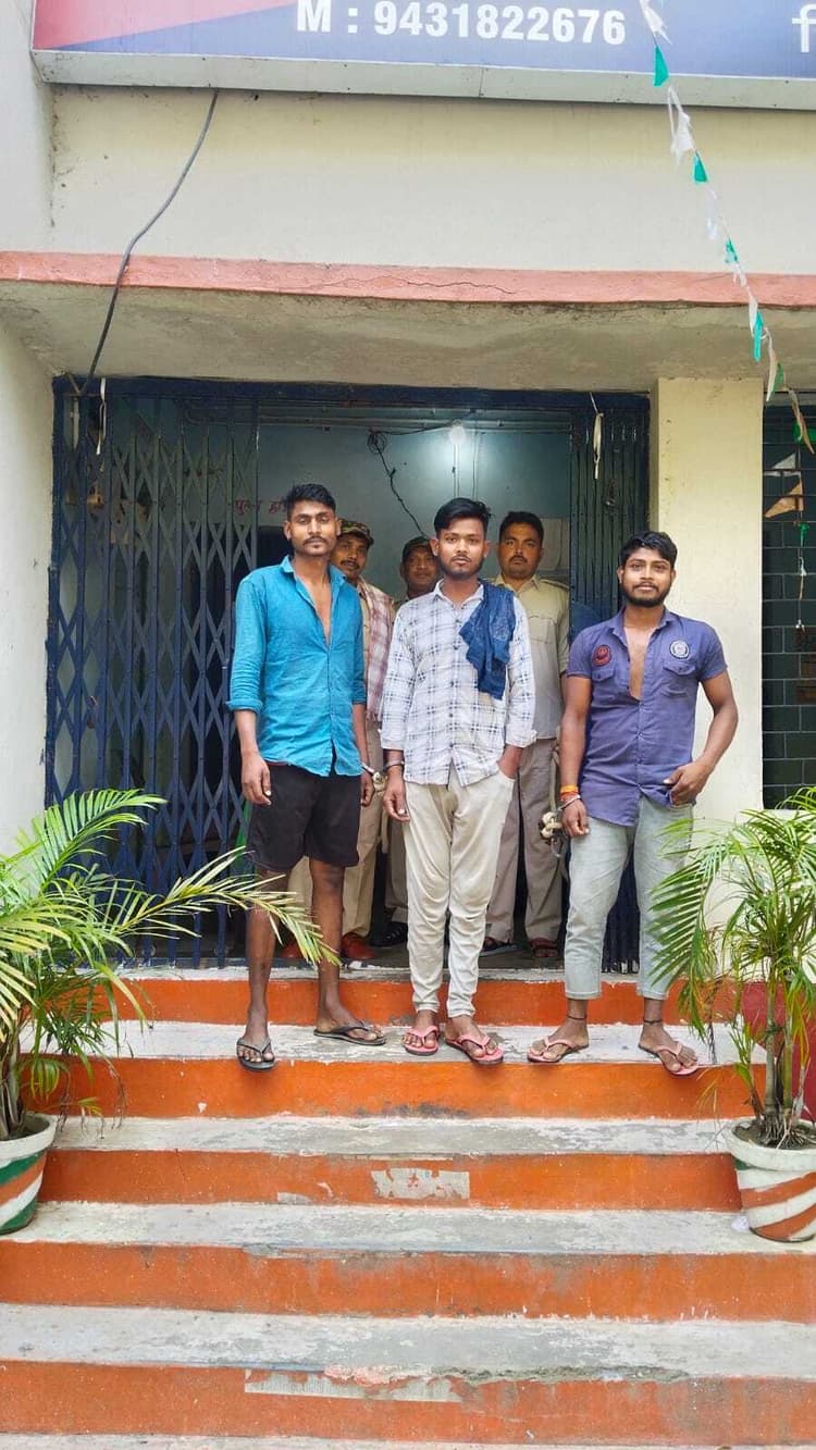 शराब के साथ बाइक सवार तीन तस्कर गिरफ्तार