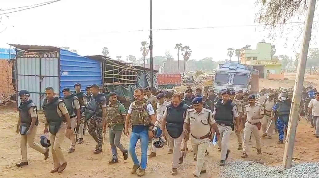 हत्यारोपित को पकड़ने गयी पुलिस टीम पर हमले में तीन गिरफ्तार