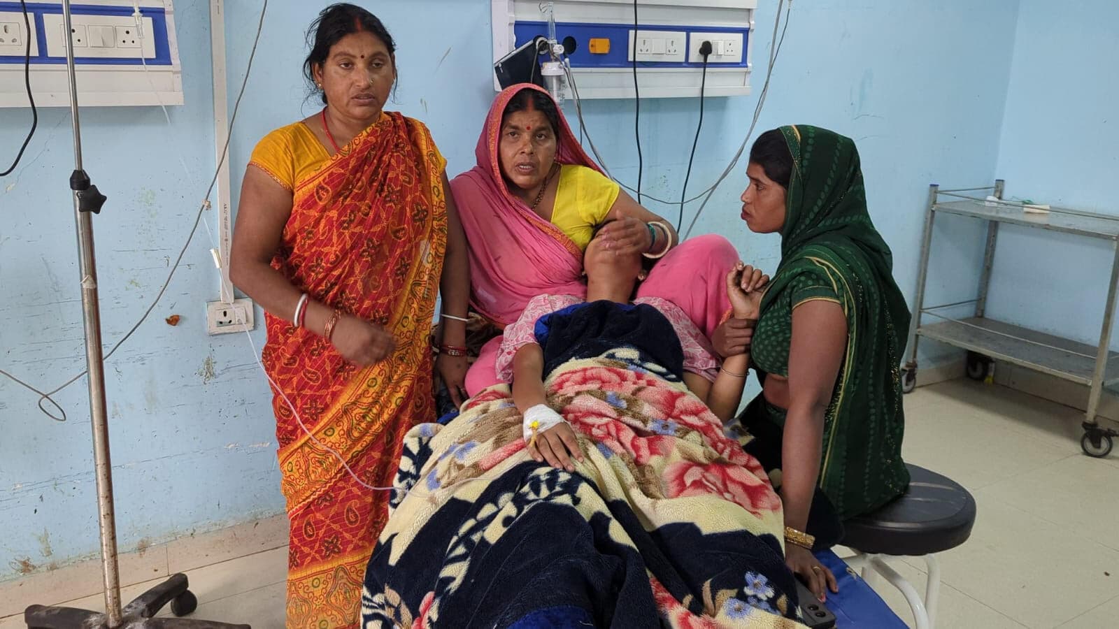 ठनका गिरने से सगी बहनों समेत चार किशोरी घायल