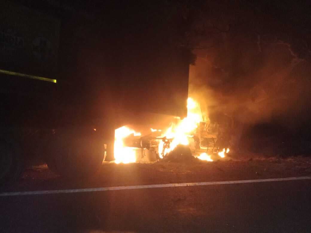 खाली ट्रेलर ने मारी टक्कर, बाइक सवार की मौके पर मौत, ट्रेलर में लगी आग