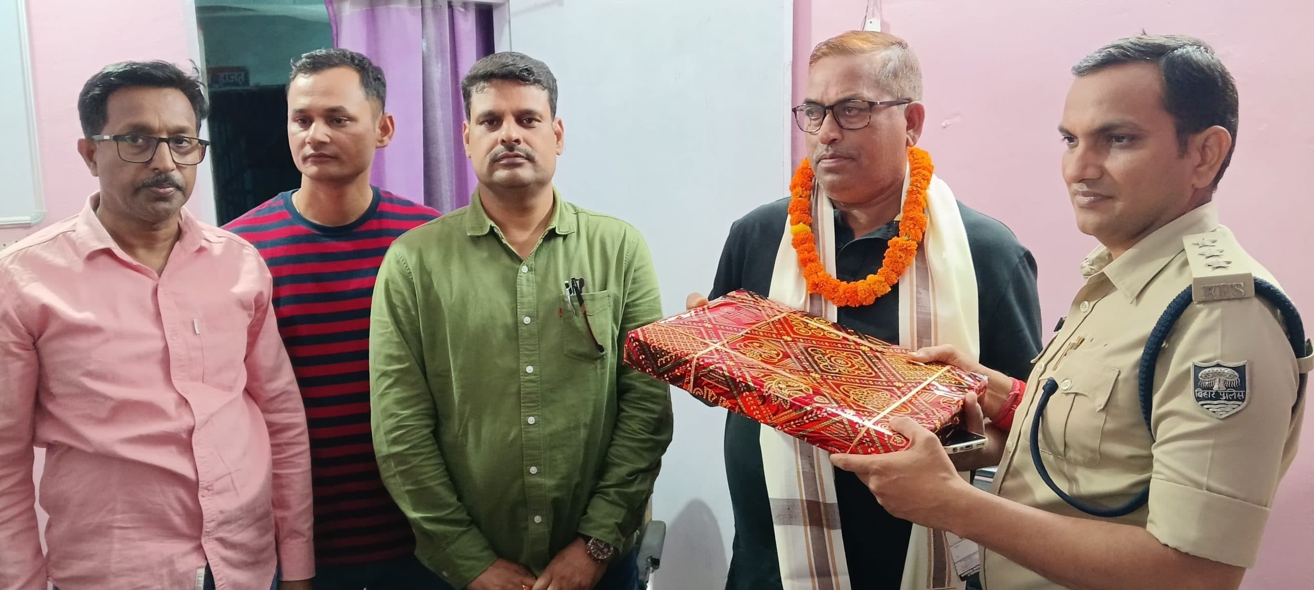 सेवानिवृत सब इंस्पेक्टर को किया सम्मानित, दी विदाई