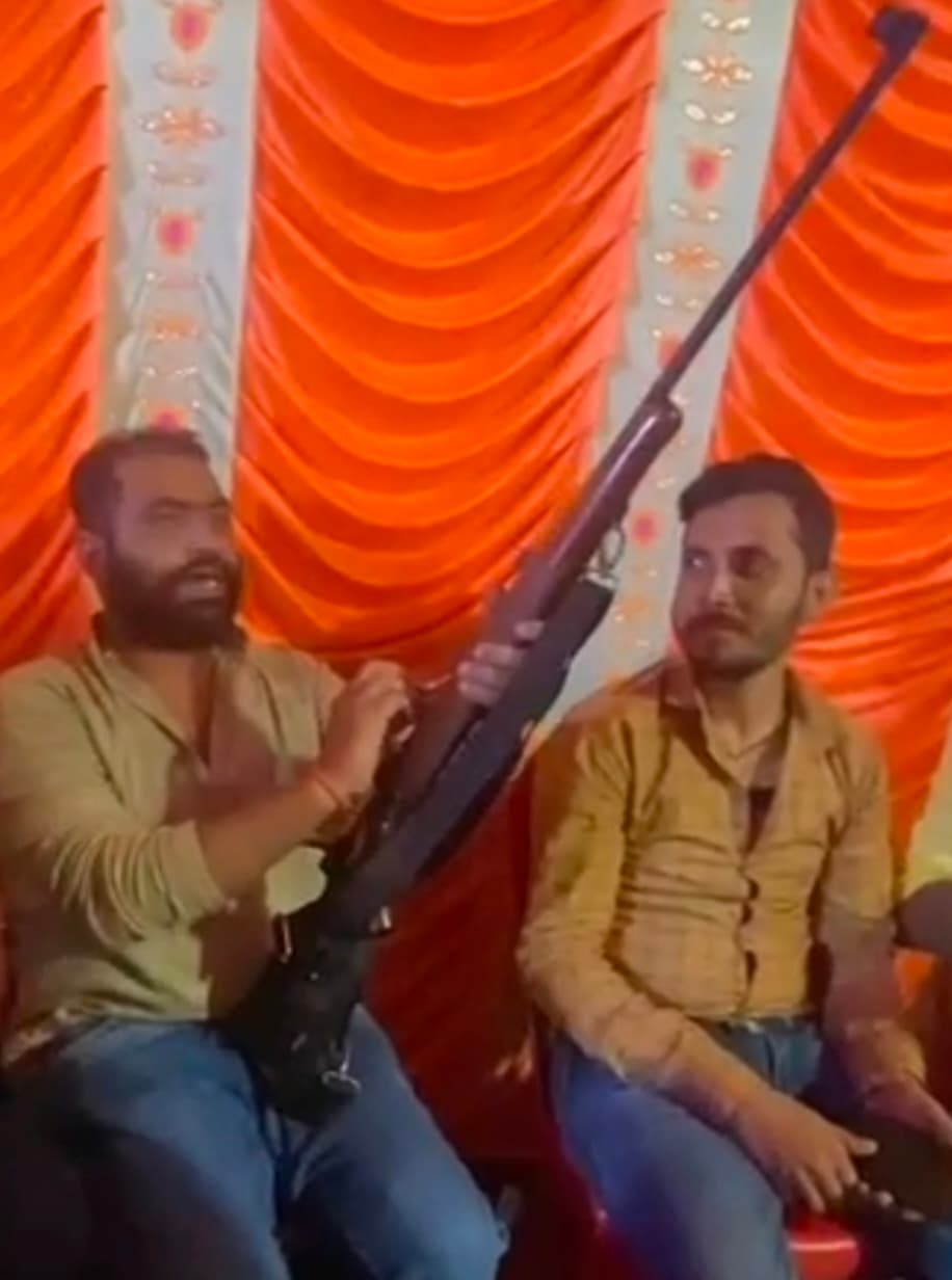 बारात के दौरान युवक ने की हर्ष फायरिंग, प्राथमिकी दर्ज