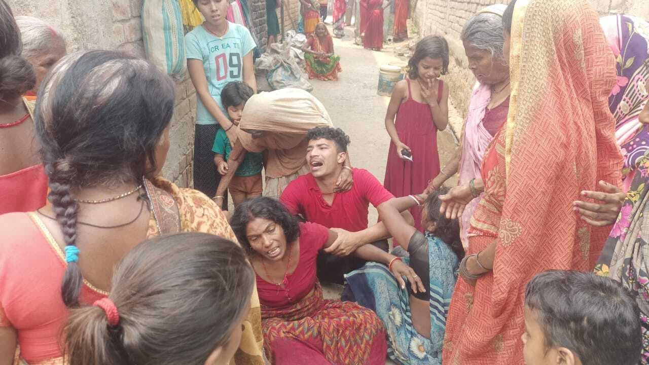 बिजली के पोल से टकरायी बाइक, दो युवकों की मौत, परिवार में मचा कोहराम