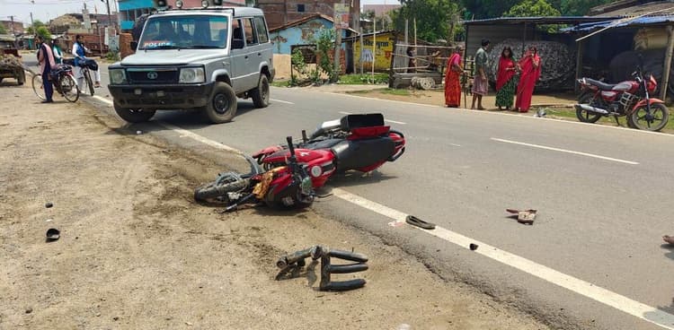 अनियंत्रित पिकअप ने बाइक सवार को रौंदा, हादसे में महिला सहित तीन घायल