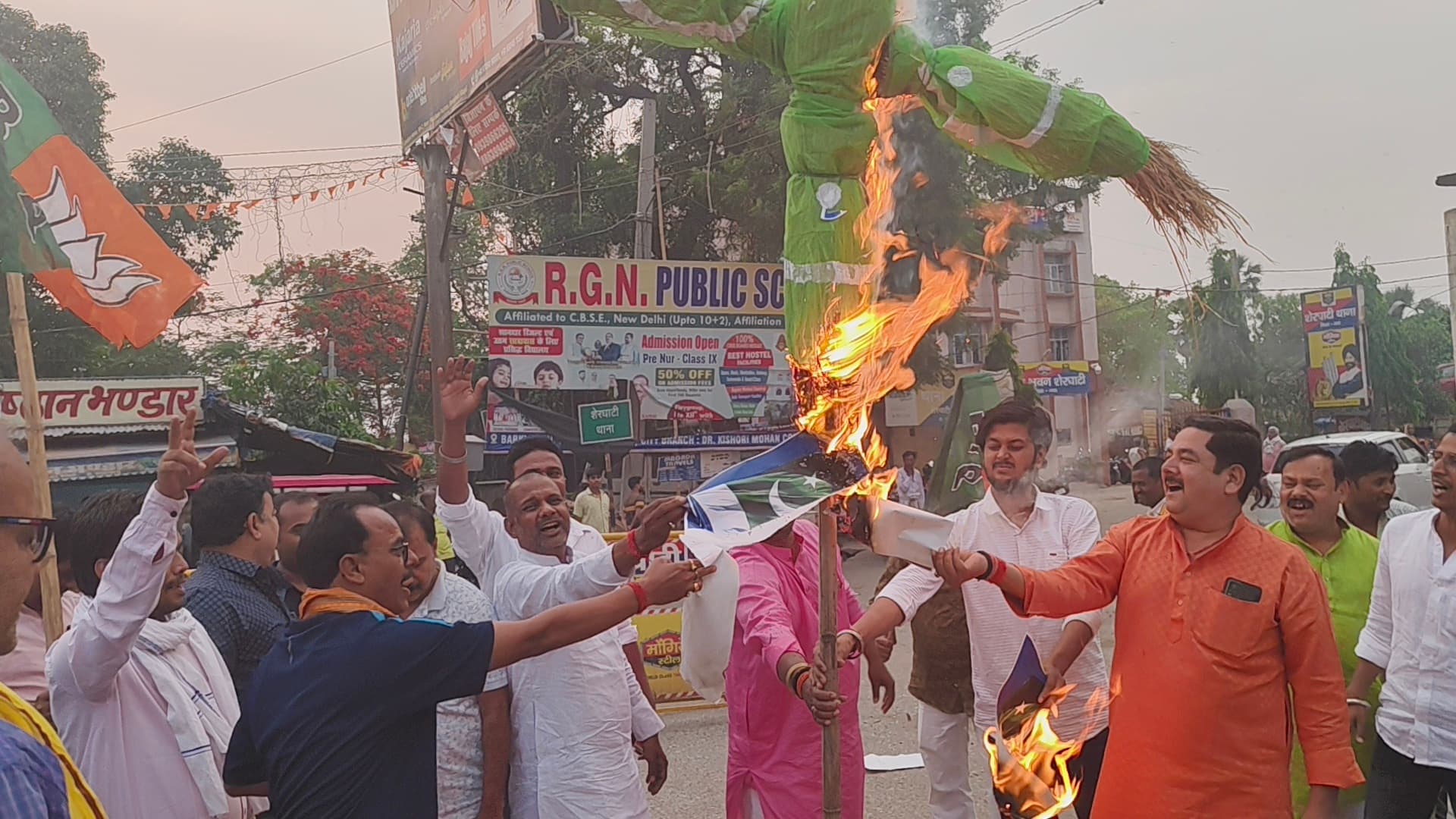पहलगाम हमले के विरोध में भाजपा ने पाकिस्तान का पुतला फूंका