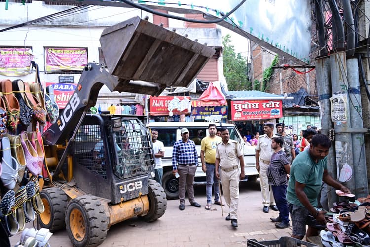 ओके- अतिक्रमणकारियों के खिलाफ फिर चली नगर निगम की जेसीबी, दो दुकानदारों पर लगाया जुर्माना