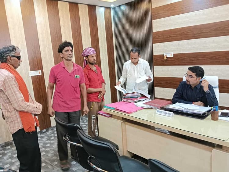 मनमाने टैक्स वसूली का विरोध, अधिक राशि लेने पर दुकानें बंद करने की चेतावनी