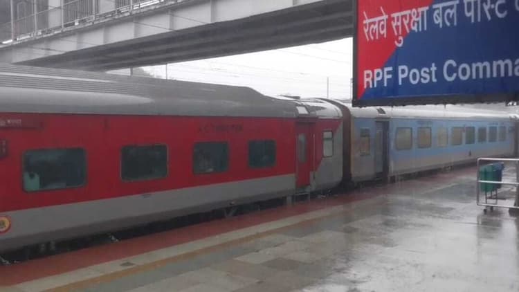 आंधी-तूफान से बाधित हुई बिजली आपूर्ति, 25 मिनट तक रुकी रही टाटा-आरा एक्सप्रेस
