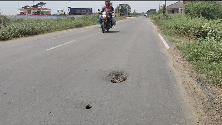 शंभुगंज-असरगंज मार्ग पर पुलिया में हो रहा गड्ढा