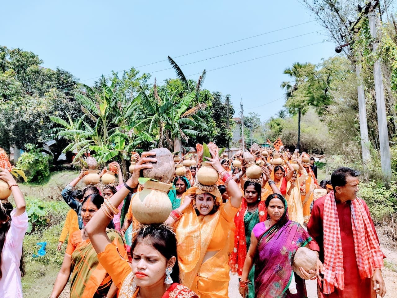 बघुनिया गांव में भागवत कथा को ले निकाली कलश शोभायात्रा