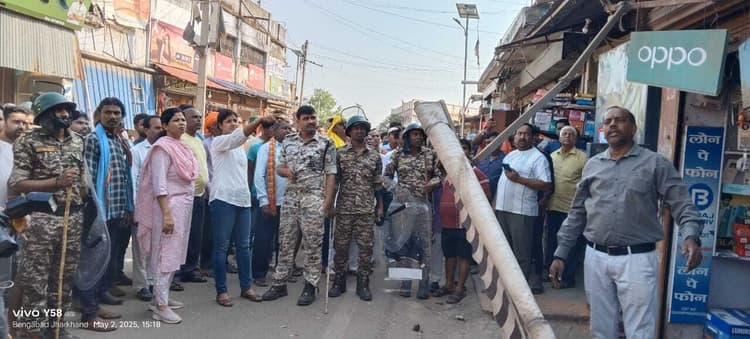 Giridih News :बेंगाबाद चौक में अधिकारियों की मौजदूगी में हटाया गया अतिक्रमण