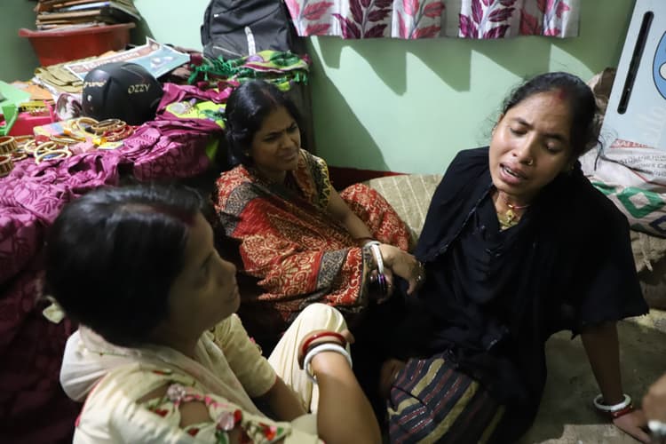 Jamshedpur News : बिस्तर पर खून से लथपथ मिला दुकानदार का शव, पत्नी पर प्रेमी के साथ मिलकर हत्या का आरोप