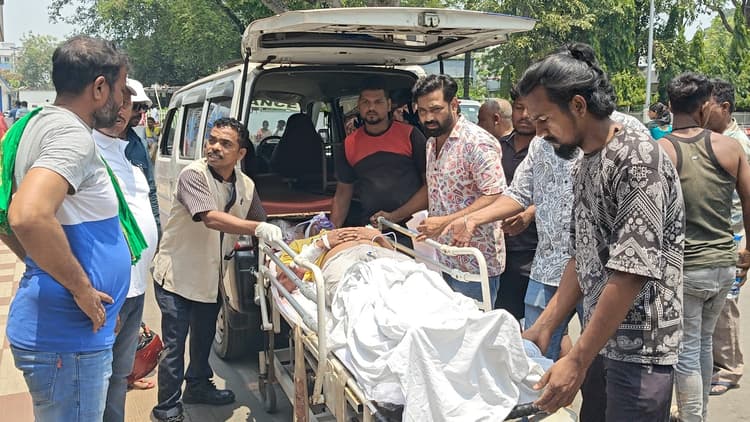 Jamshedpur News : बर्मामाइंस : टाटा स्टील के कंडम क्वार्टर से ईंट निकाल रहे युवक पर गिरी दीवार, घायल