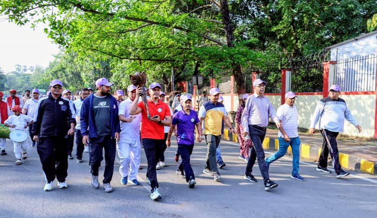 Patna News : शहीद स्मारक से इको पार्क तक निकाली गयी टॉर्च परेड