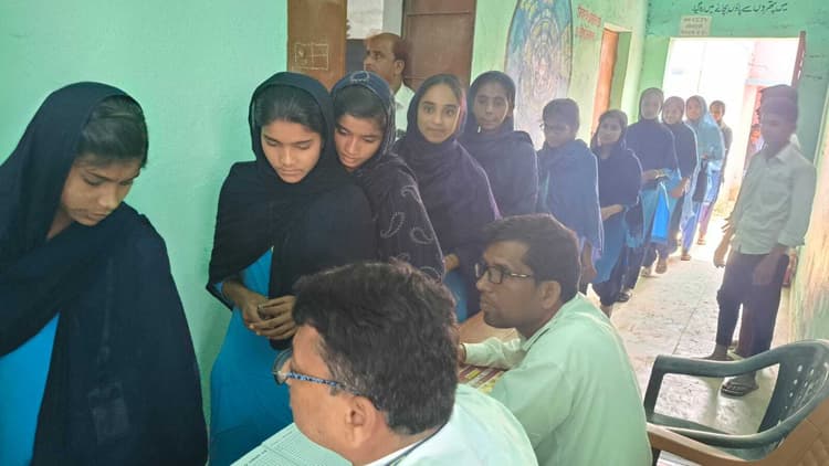 Motihari: इवीएम से बाल संसद का चुनाव, मो. रेहान बने प्रधानमंत्री