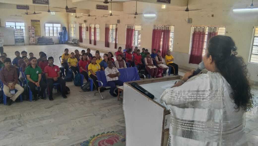 डीएवी में लीगल लिटरेसी के तहत बच्चों को दी गयी विधिक जानकारी