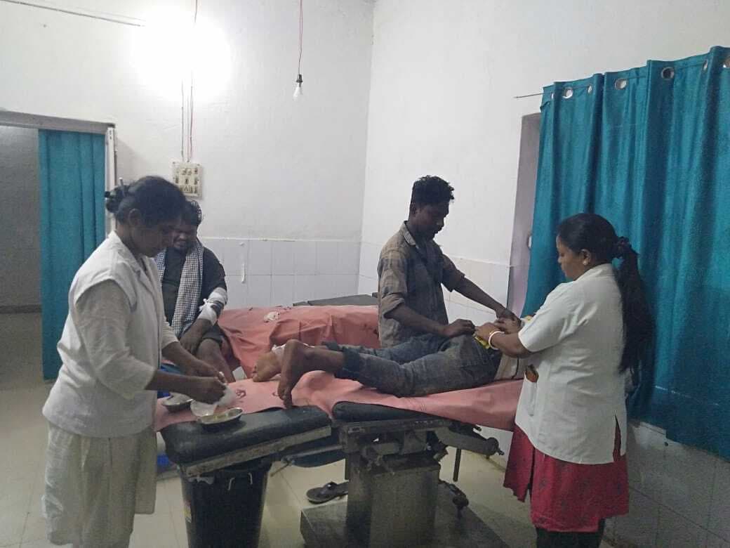 अनियंत्रित बाइक से गिरने से तीन लोग घायल