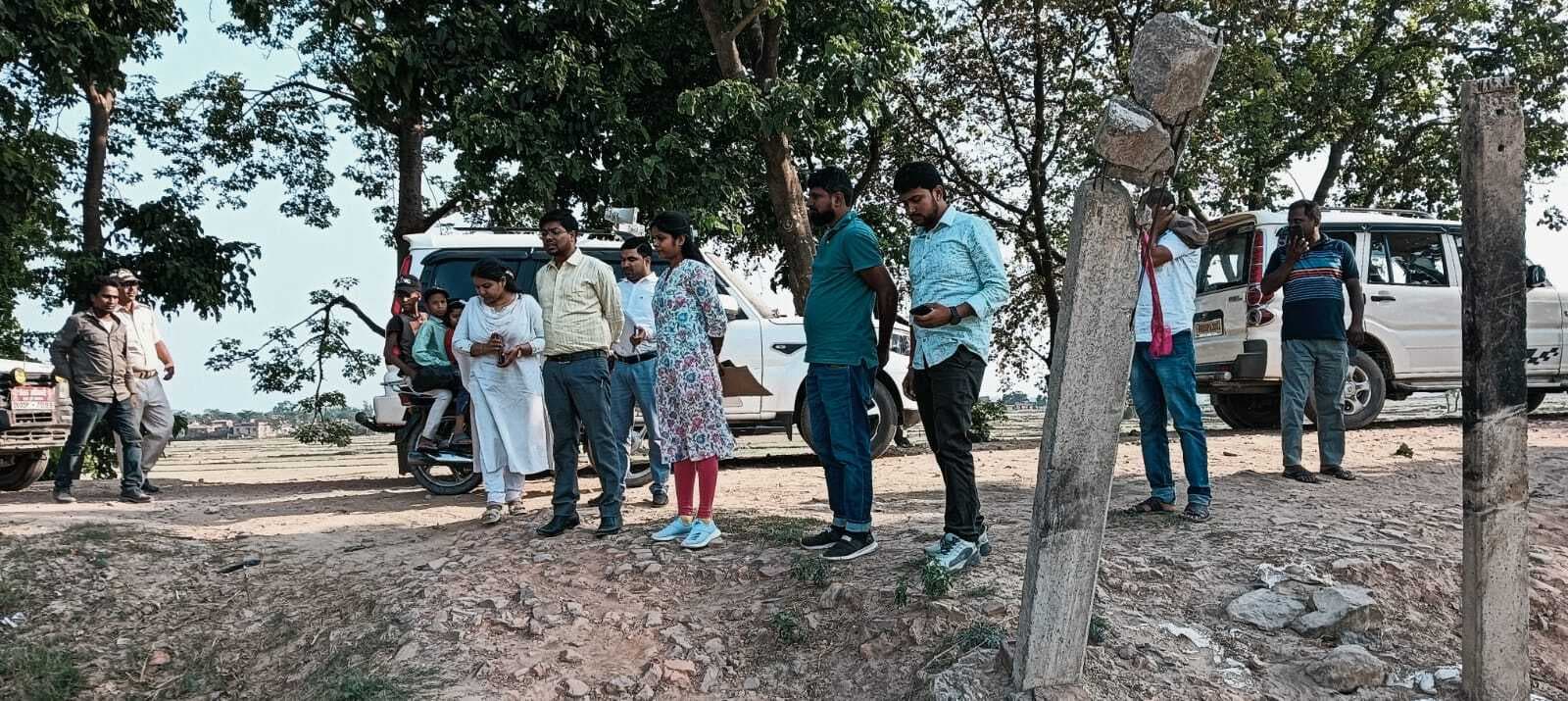 Motihari: लालबकेया नदी के तटबंध का एसडीओ ने किया निरीक्षण