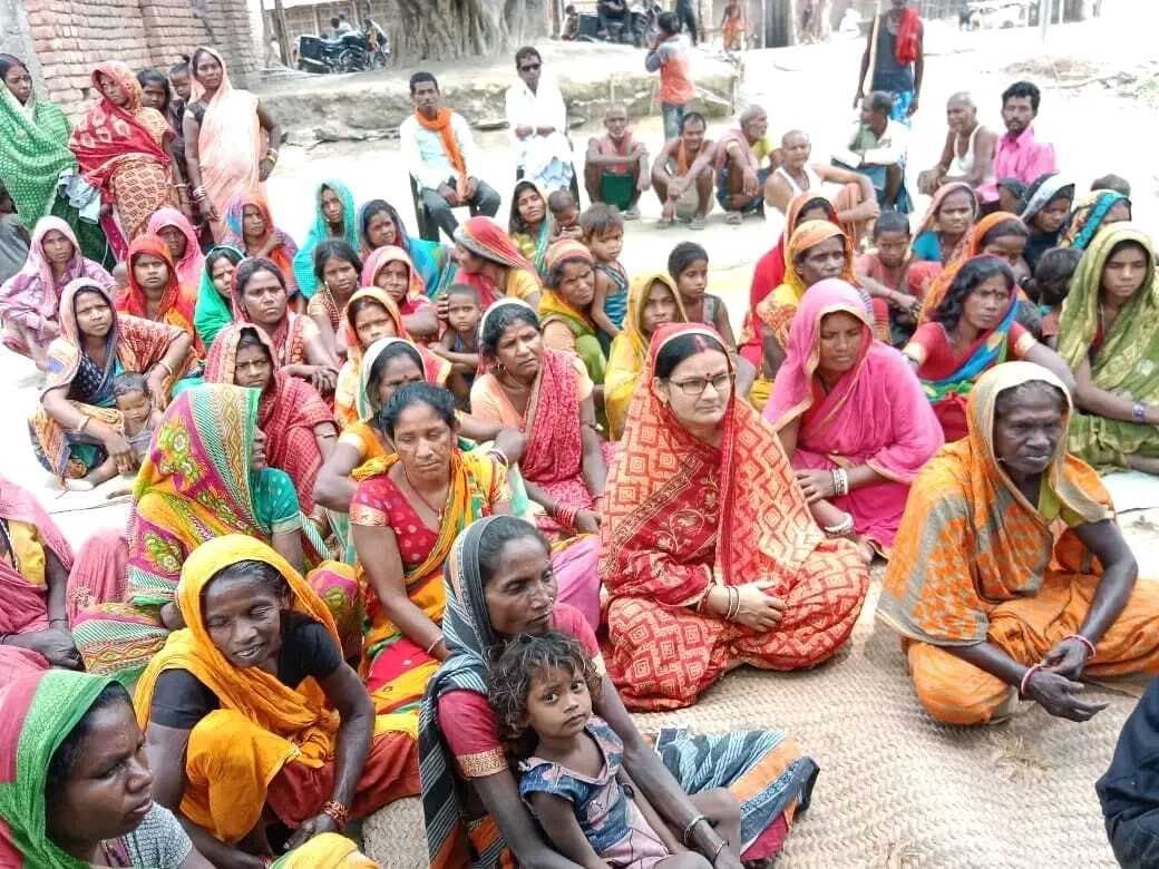 मुखिया ने किया मजदूरों को जागरूक