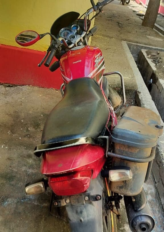 49 बोतल शराब के साथ तस्कर गिरफ्तार