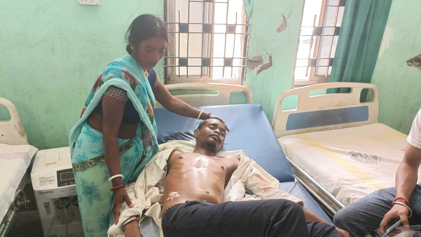 बाइक फिसलने से गिरा युवक, हालत गंभीर