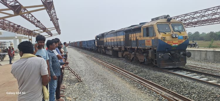 मालगाड़ी के परिचालन से लोगों में खुशी