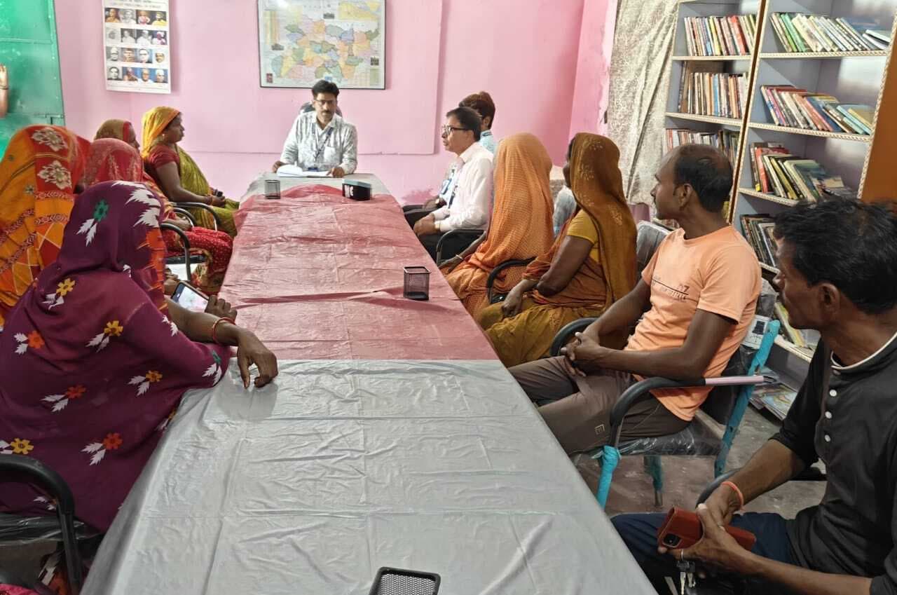 अपने बच्चों को नियमित रूप से भेजें स्कूल