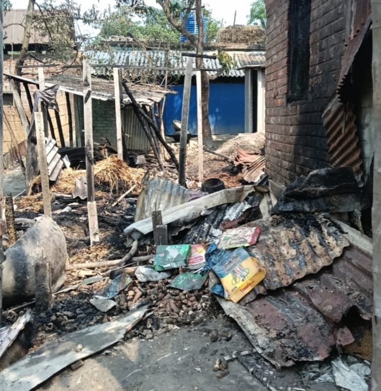 अगलगी में आधा दर्जन घर जले, 90 हजार नकद सहित लाखों की संपत्ति खाक