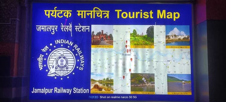 जमालपुर रेलवे स्टेशन पर यात्रियों को दी जा रही इस क्षेत्र के पर्यटन की जानकारी