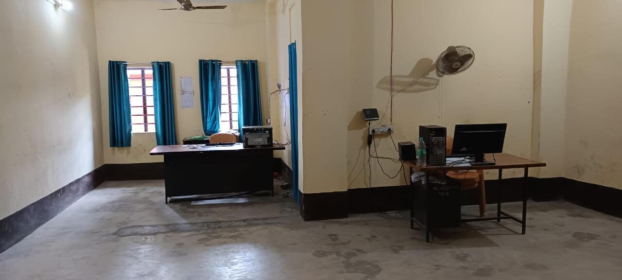 मनरेगा कार्यालय में समय से नहीं आते हैं कर्मी