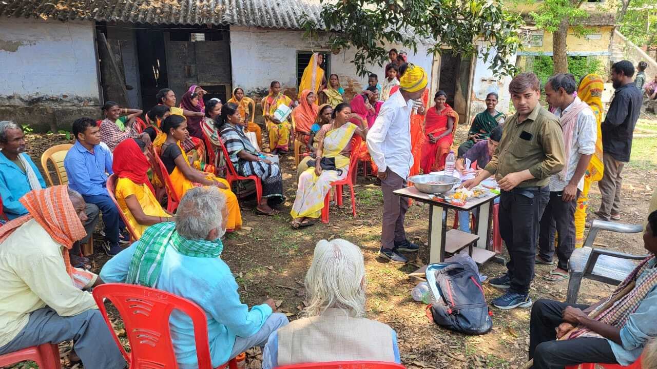 महिला किसानों ने सीखा मछली का अचार बनाना