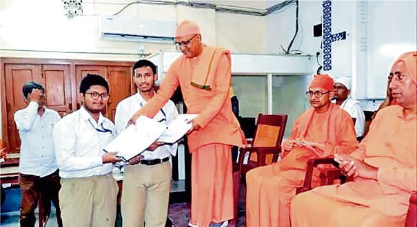 आरकेएम के माध्यमिक पास विद्यार्थियों को मिले रिजल्ट