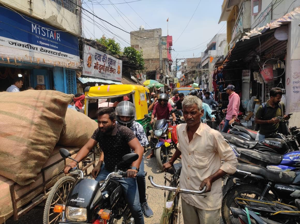 Madhubani News : अतिक्रमण से जयनगर बाजार की सड़कें हुई संकरी, लगता है जाम