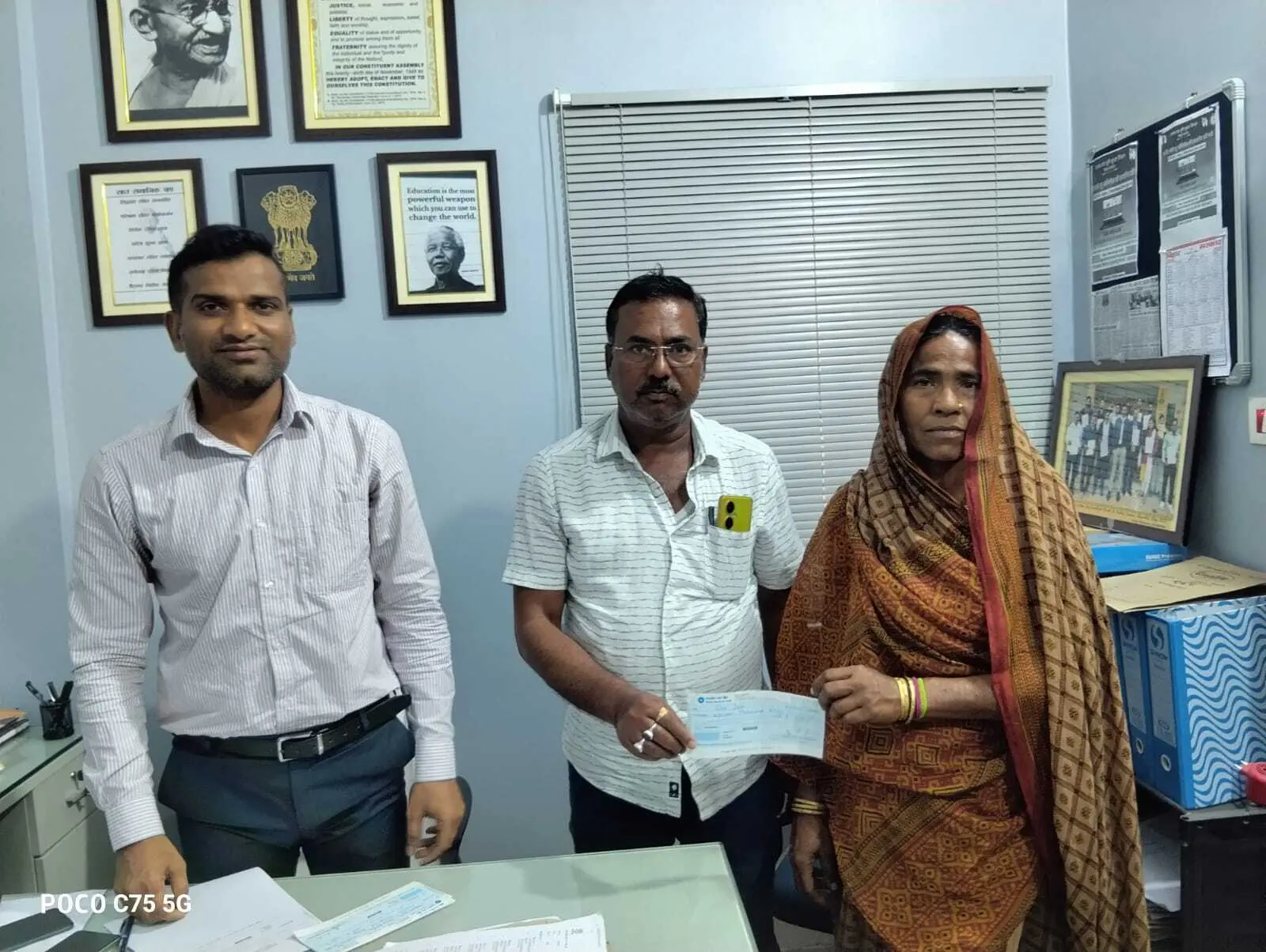 Madhubani News : सीओ ने चार अग्नि पीड़ित परिवारों को दी सहायता राशि