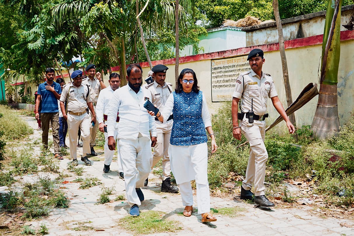 Jehanabad : डीएम के निरीक्षण में अनुपस्थित मिले अफसर व कर्मी, एक दिन का कटा वेतन