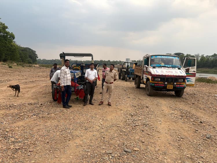 Seraikela News : अवैध बालू परिवहन पर लगेगा ब्रेक, मिलन चौक पर लगा हाइटेक कैमरा