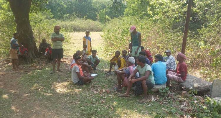 Seraikela News : पहले गांव में सड़क, पानी व बिजली की हो व्यवस्था