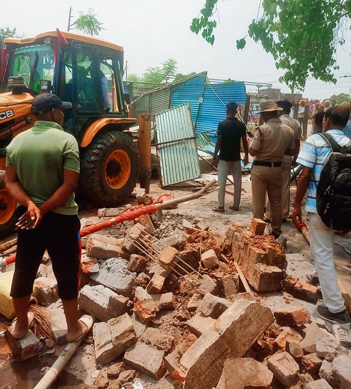 Jehanabad : टेहटा रेलवे स्टेशन के समीप से आरपीएफ ने हटाया अतिक्रमण