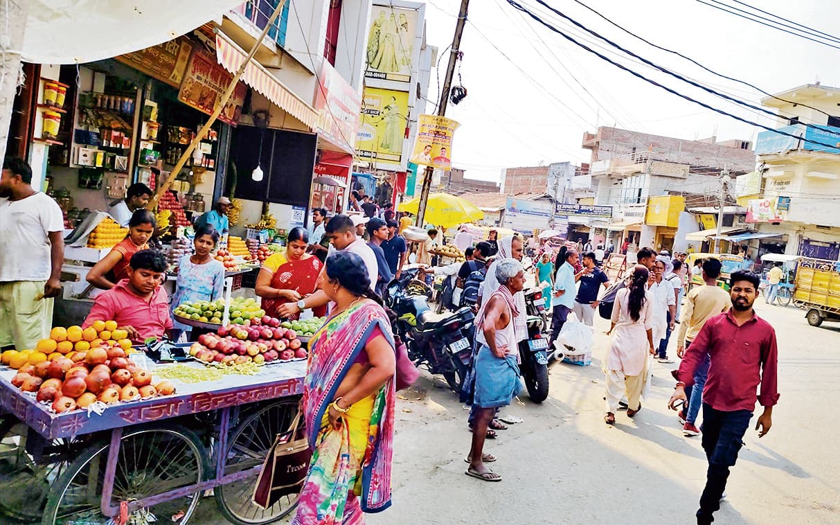 Jehanabad : शहर के अरवल मोड़ के समीप सज रहीं फुटपाथी दुकानें