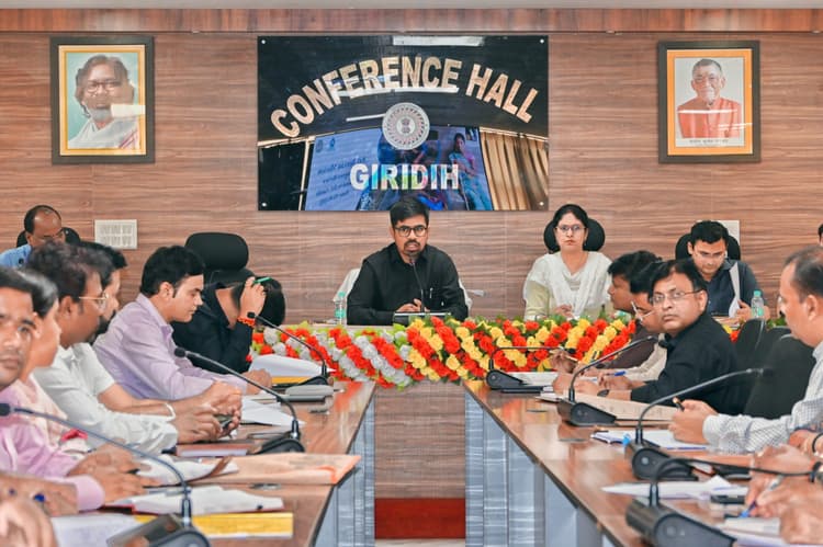 Giridih News :गर्मी में निर्बाध जलापूर्ति की करें व्यवस्था : डीसी