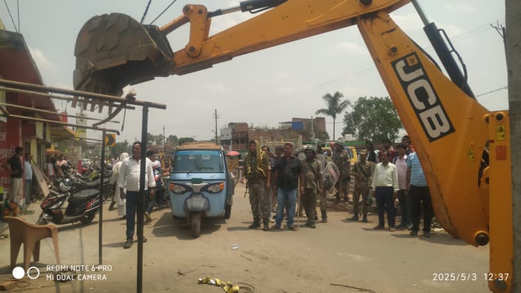 Giridih News :बेंगाबाद में अतिक्रमण के खिलाफ दूसरे दिन भी जारी रही कार्रवाई