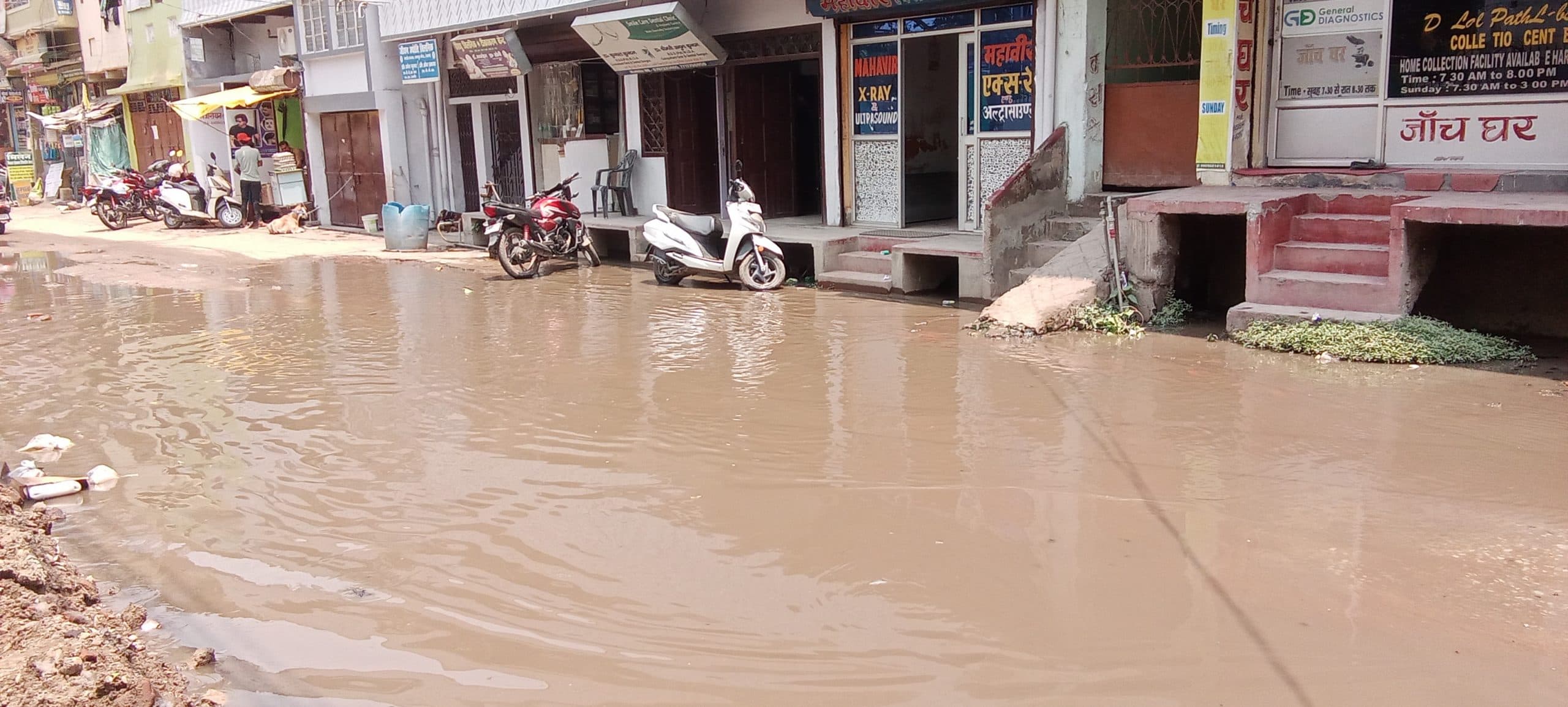 सड़क पर बह रहा नाले का पानी, लोगों को परेशानी