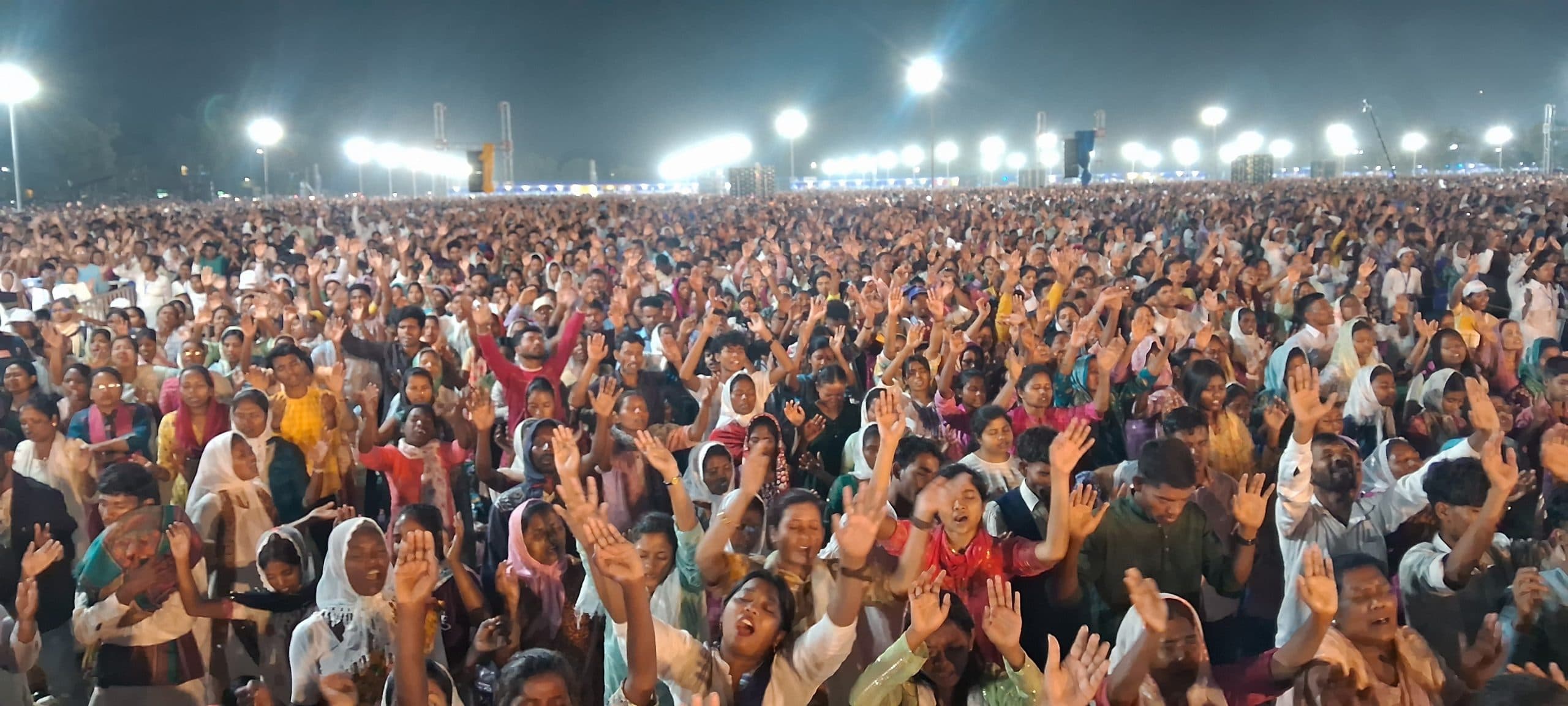 ranchi news : झारखंड प्रार्थना महोत्सव में विश्वासियों का उल्लास, सारी सृष्टि के मालिक तुम्ही हो... सारी सृष्टि के रक्षक तुम्ही हो...पर झूमे लोग