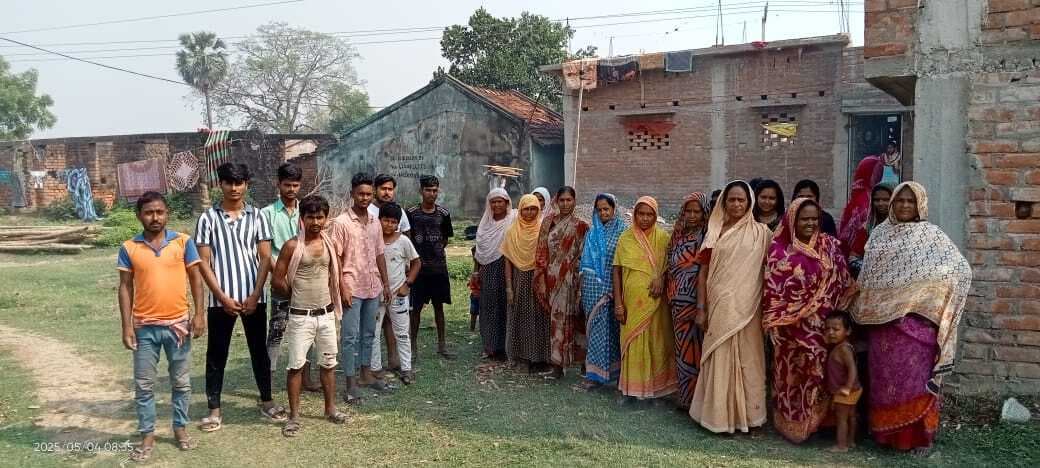 बांस के खंभे के सहारे झूल रहे तार, जल रही बिजली