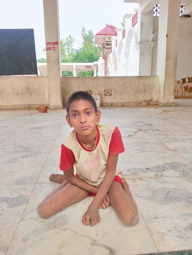 थावे मंदिर में मां सिंहासनी के भरोसे सात वर्षीया दिव्यांग बच्ची को छोड़कर परिजन हुए गायब, मंदिर प्रशासन ने बच्ची को अपने निगरानी रख कर भोजन कपड़ा का किया इंतजाम